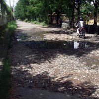 Kondisi Jalan di Kawasan Sukomanunggal Memprihatinkan